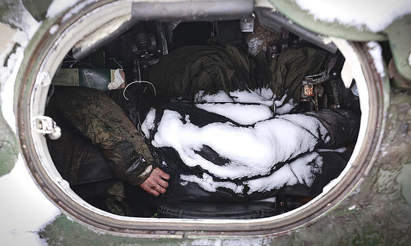 ▲▼2022年3月1日，乌克兰首都基辅附近的道路上，士兵遗体出现在军用车辆里。（图／达志影像／美联社）