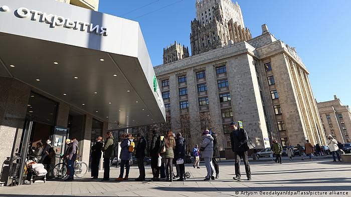 Geldautomaten der Tinkoff Bank in Moskau