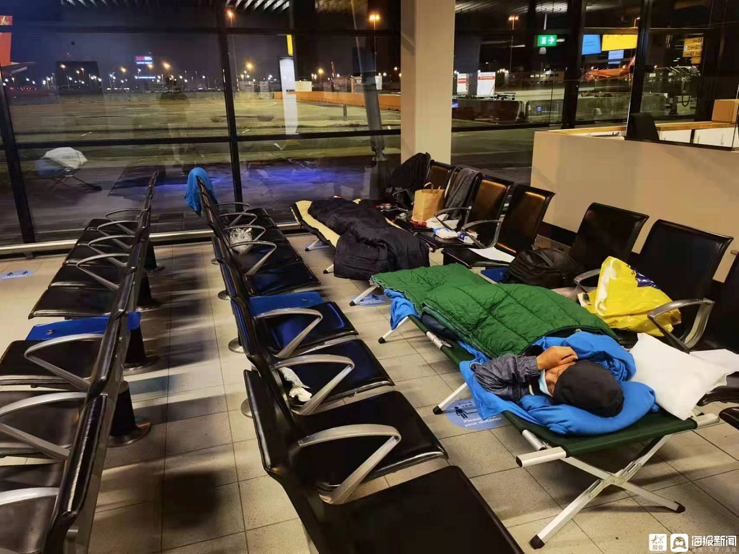海报直击丨一名海员的艰难回国路：因疫情滞留荷兰机场近两月 又遇俄乌冲突致回国航班取消