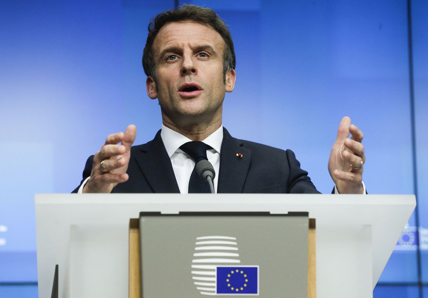图为法国总统埃马纽埃尔·马克龙(Emmanuel Macron)于2月25日在欧盟乌克兰问题特别峰会后讲话。此次大会确定了欧盟对俄罗斯的“制裁”方向。（美联社）