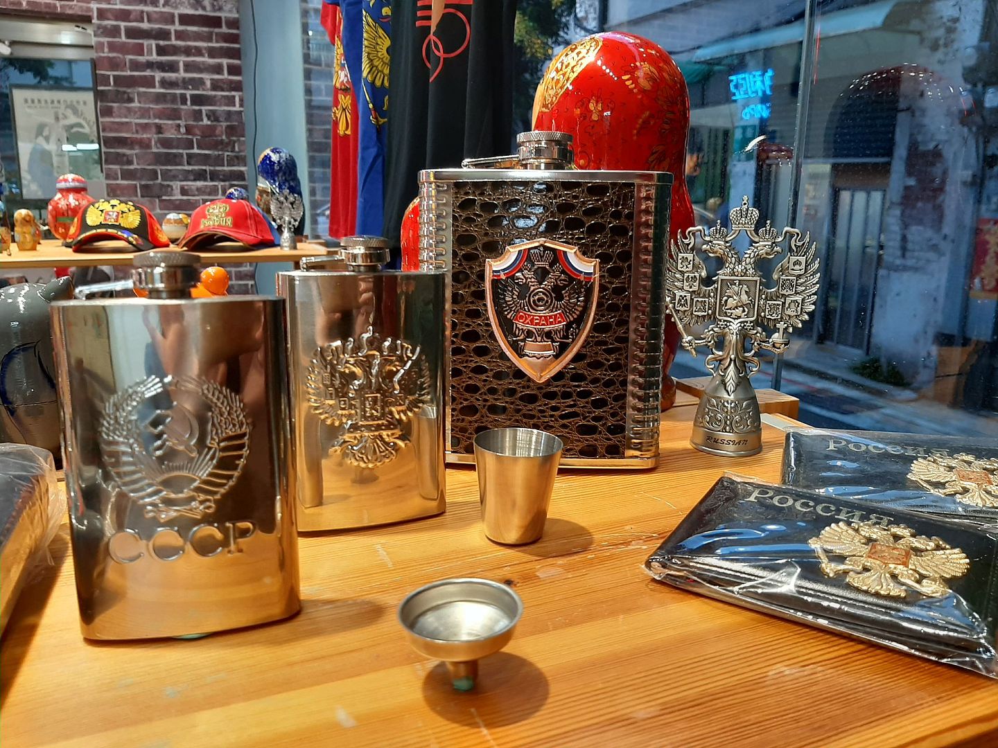 洋可夫俄罗斯商行于2018年开张，贩售伏特加、松子、蜂蜜等俄罗斯产品，在台北的迪化街商圈独树一格，图为其店内贩售的纪念品。（祁宾鸿／多维新闻）