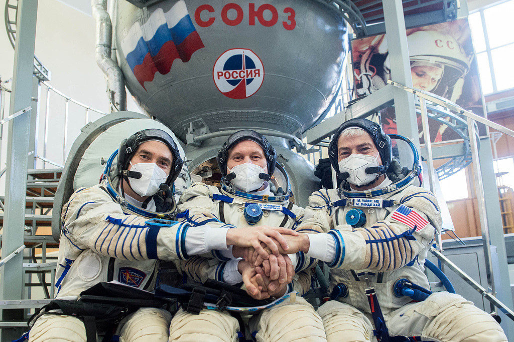 NASA太空人范德海(右)搭乘俄罗斯太空船「联盟号」进驻国际太空站（ISS），与其他两名俄罗斯太空人原定3周后乘坐另一艘俄罗斯太空船返回地球。 (图/路透社)