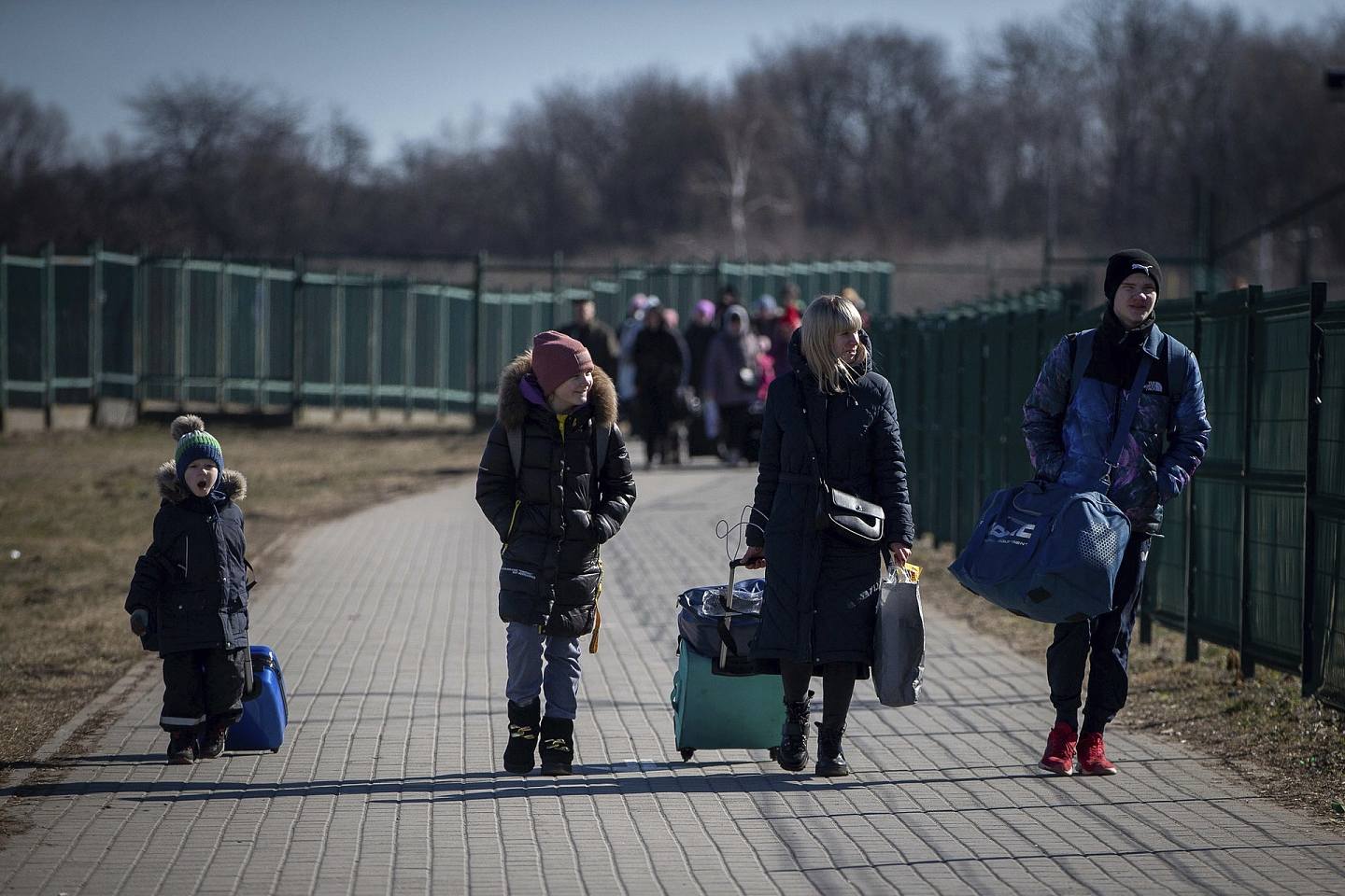 烏克蘭：圖為2022年3月11日，來自烏克蘭的婦孺走進波蘭梅迪卡的邊境。（AP）