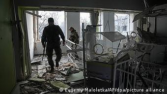 Ukraine | ukrainische Soldaten gehen durch eine zerstörte Geburtsklinik in Mariupol