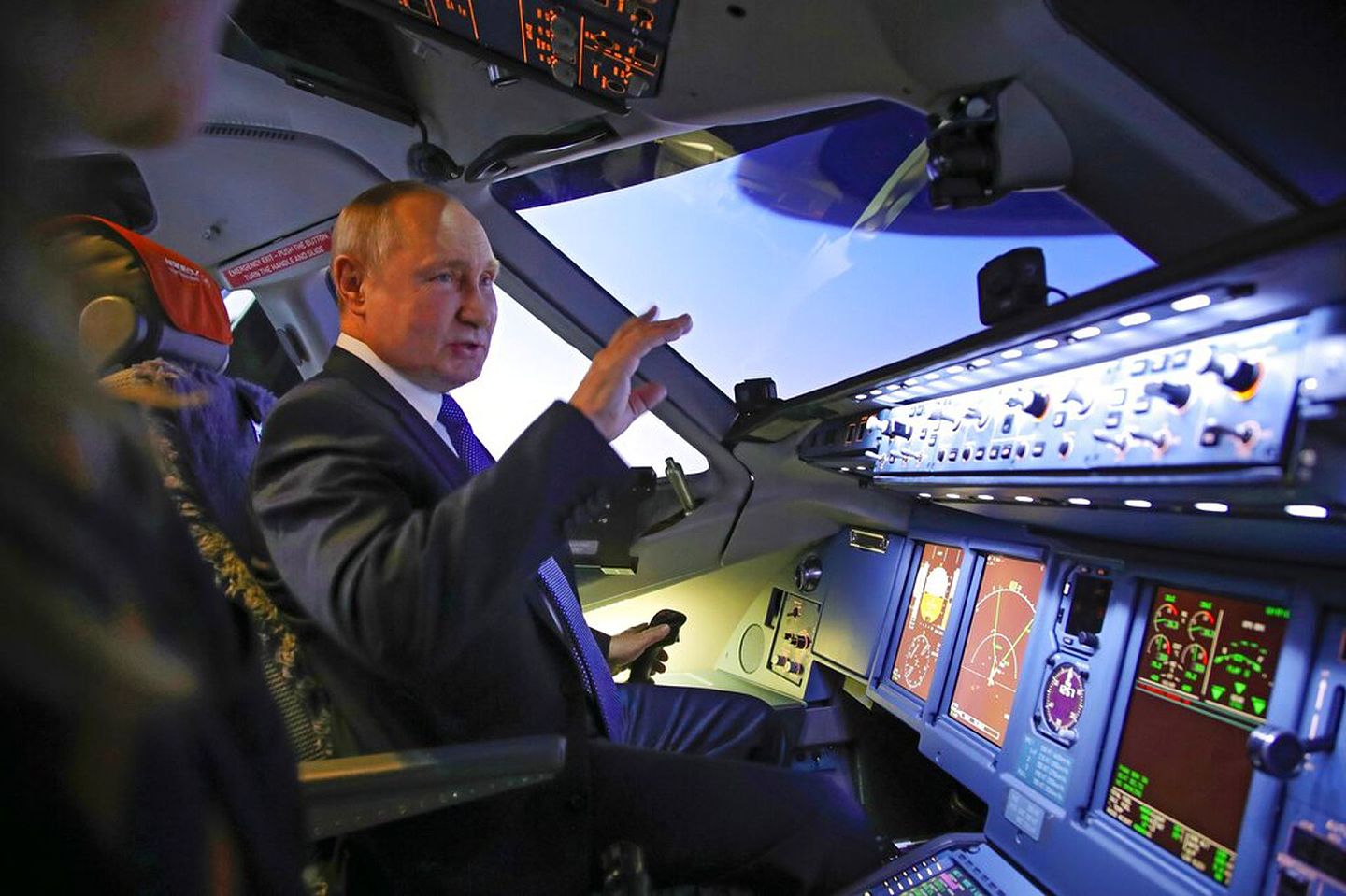 俄罗斯总统普京3月5日到访俄罗斯航空公司的飞行学校，并坐进飞行模拟器的驾驶舱。（美联社）
