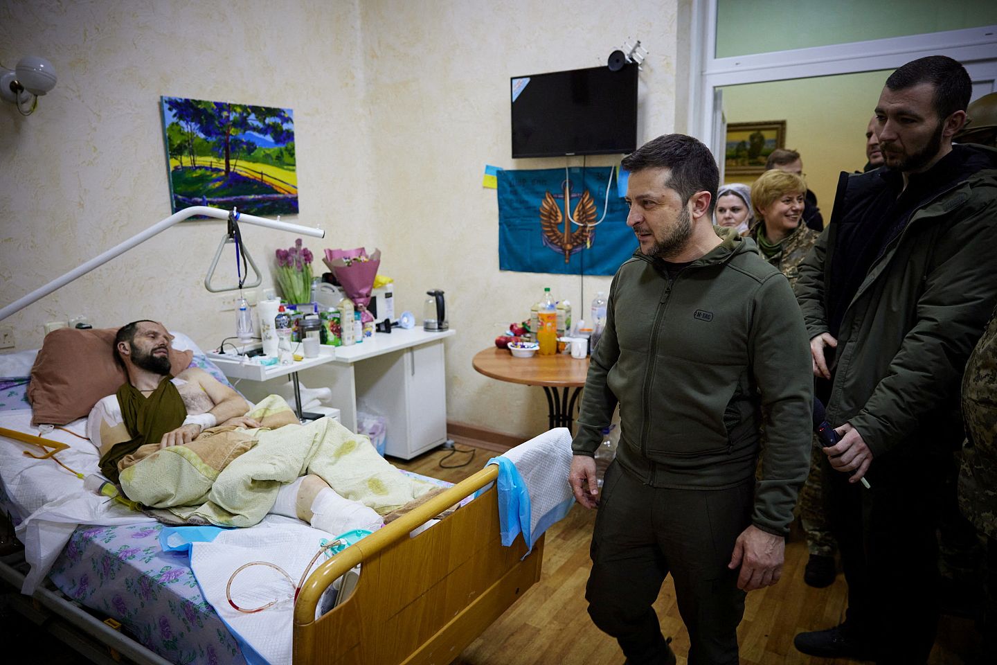 ▲▼乌克兰总统择伦斯基13日前往军医院探视伤兵。（图／路透社）