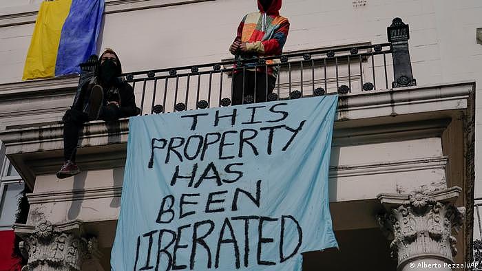 活动人士占领俄罗斯富豪在伦敦的住宅 并张贴“这栋住宅已经被解放”的标语