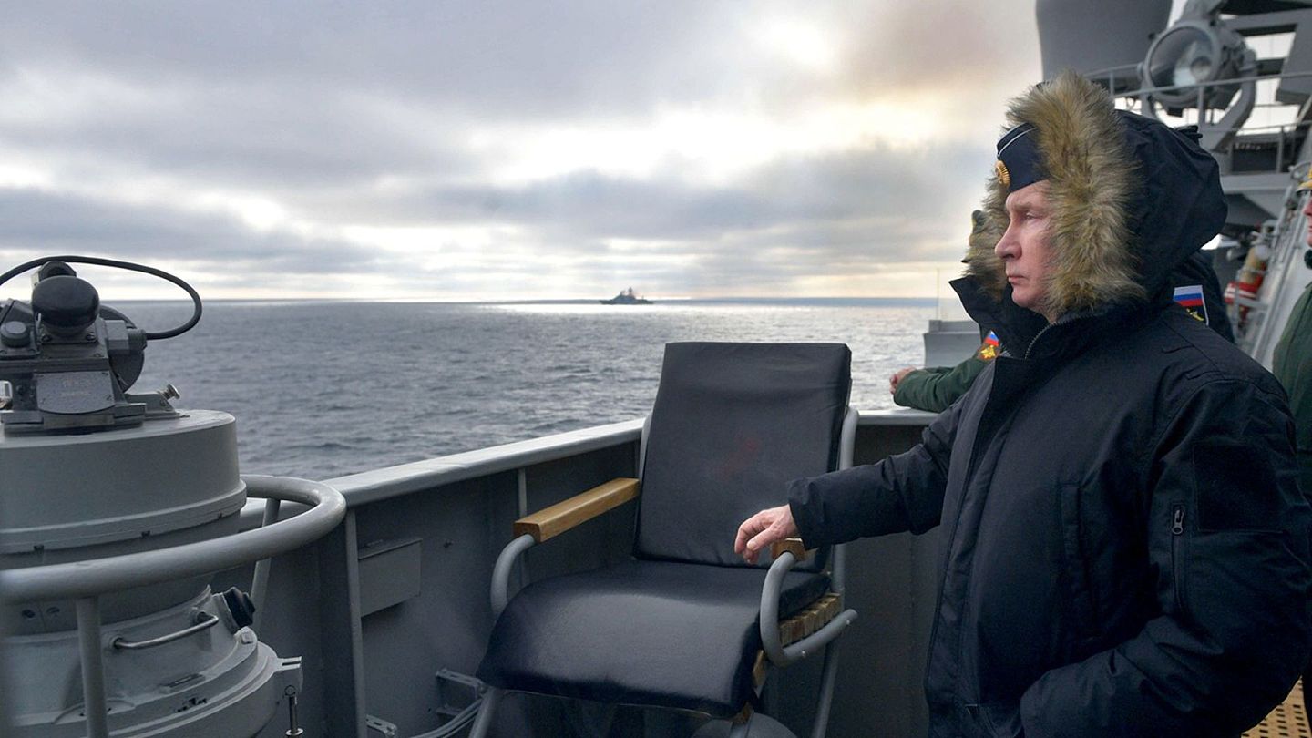 2020年1月9日，普京在克里米亚黑海乌斯季诺夫元帅导弹巡洋舰上观看海军演习。（AP）