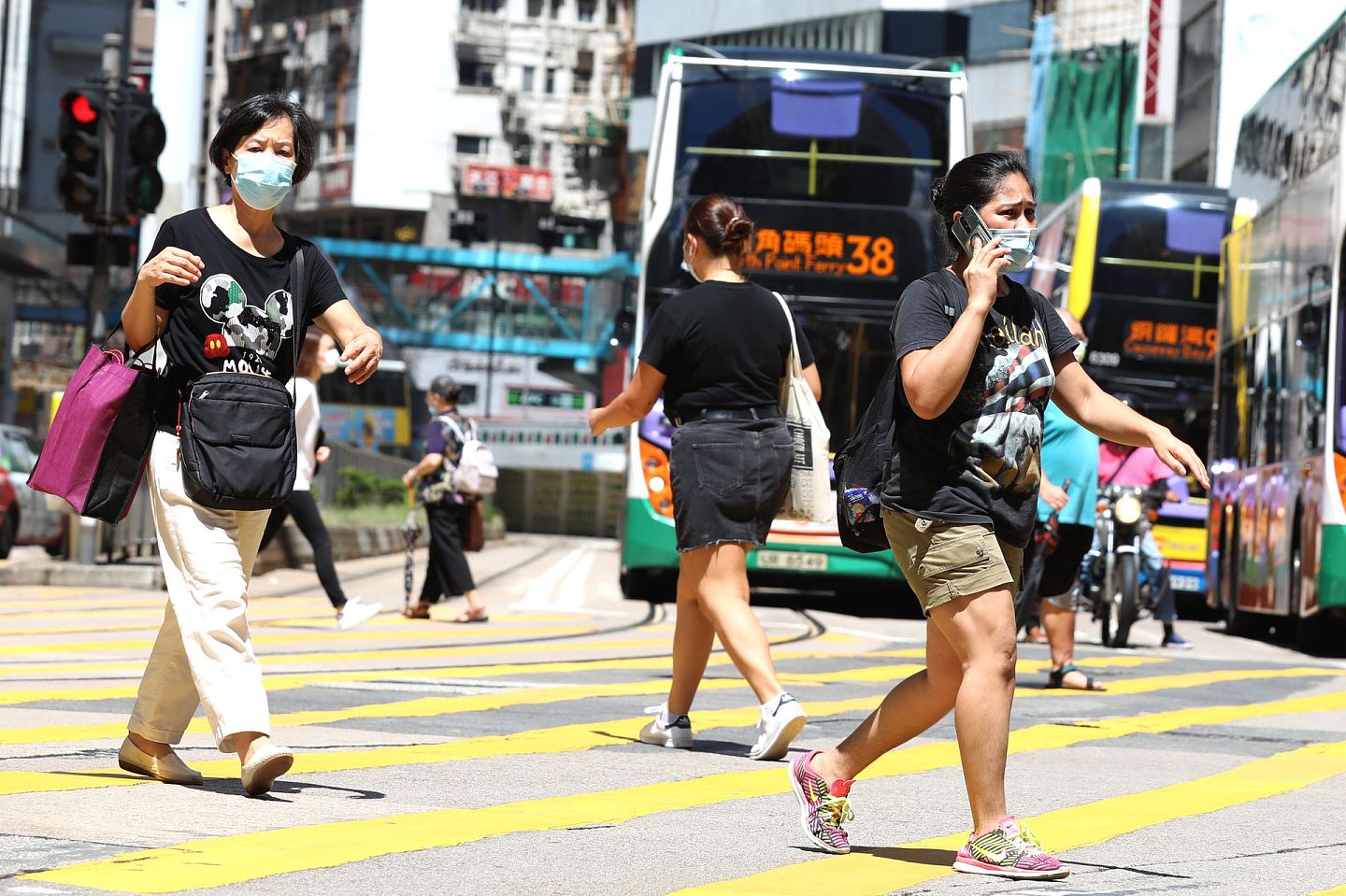 香港是一个信仰自由主义的地方，很多民众都习惯于向西方看齐。图为2020年7月29日，香港铜锣湾街上人们戴口罩出行。（新华社）