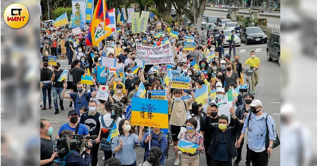 在台乌克兰人与各国民众3月13日在台北发起声援乌克兰大游行。 （图／记者黄耀征摄）