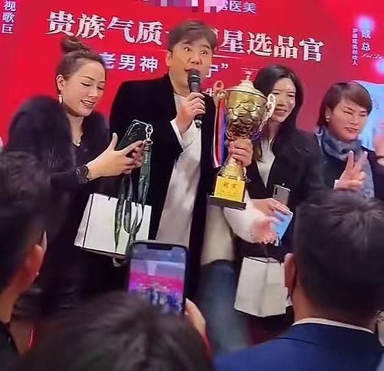 52岁毛宁商演捞金 身材壮硕脸部僵硬 搂富婆深情合唱（组图） - 17