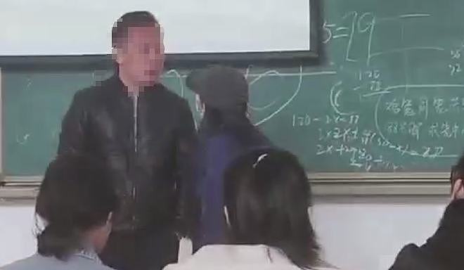 网传山东一高校辅导员在教室内殴打女生 校方：正在核查（组图） - 3