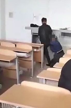 网传山东一高校辅导员在教室内殴打女生 校方：正在核查（组图） - 2