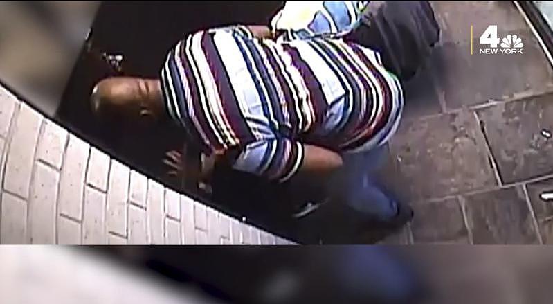 纽约州一亚裔女子无故遭一男子拳打脚踢。 (NBC视频截图)