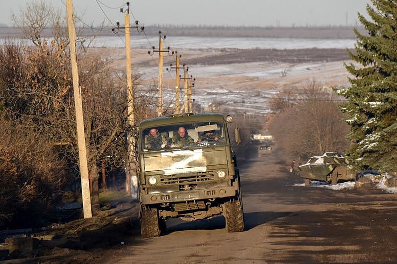 一辆军卡在乌东顿内次克分离分子所取得控制的Donskoye乡间小镇附近行驶，摄于12日。 (路透/TASS)