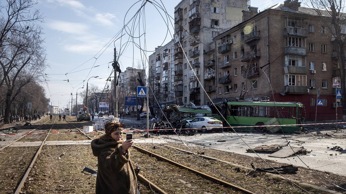 图为3月14日，基辅市遭到俄军攻击，有建筑物损毁。 （Getty）