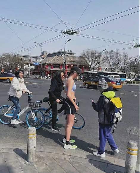 谷爱凌北京三里屯跑步，肤白貌美大长腿，妈妈骑自行车护驾（组图） - 6