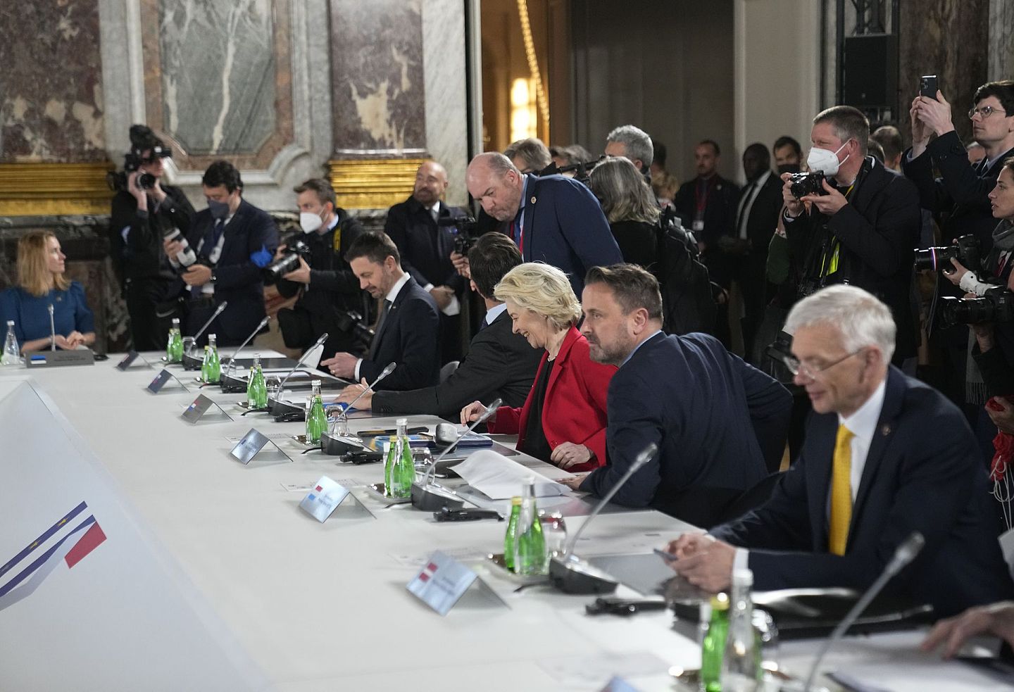 2022年3月10日，欧盟委员会主席冯德莱恩（中左）和卢森堡首相贝泰尔（中右）在凡尔赛宫参加欧盟峰会圆桌会议。（AP）