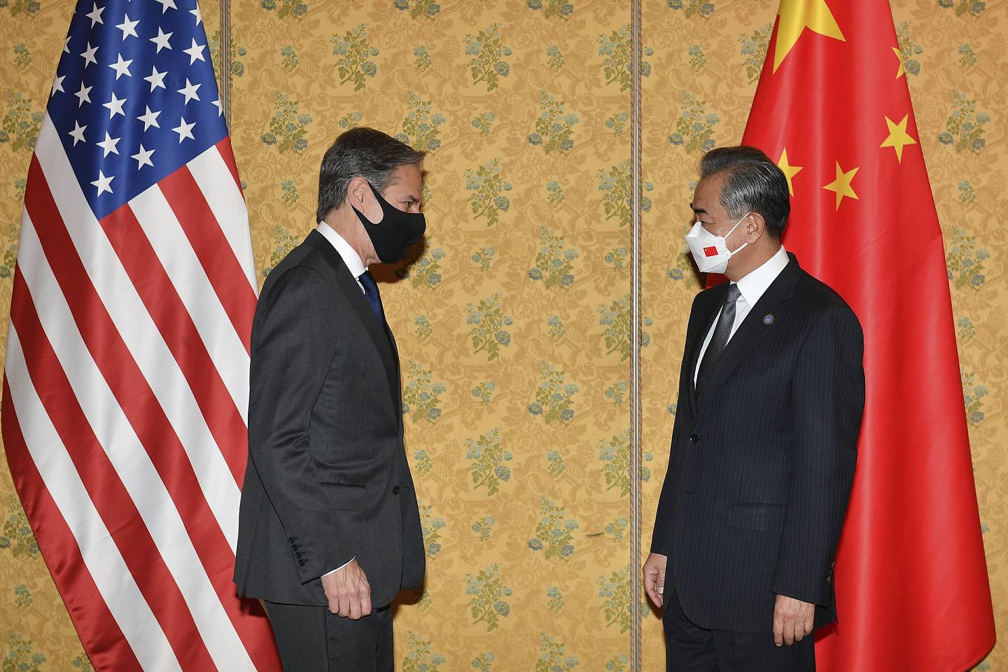 2021年10月31日，美國國務卿布林肯（左）和中國外交部長王毅（右）在羅馬一家酒店舉行會晤。（AP）