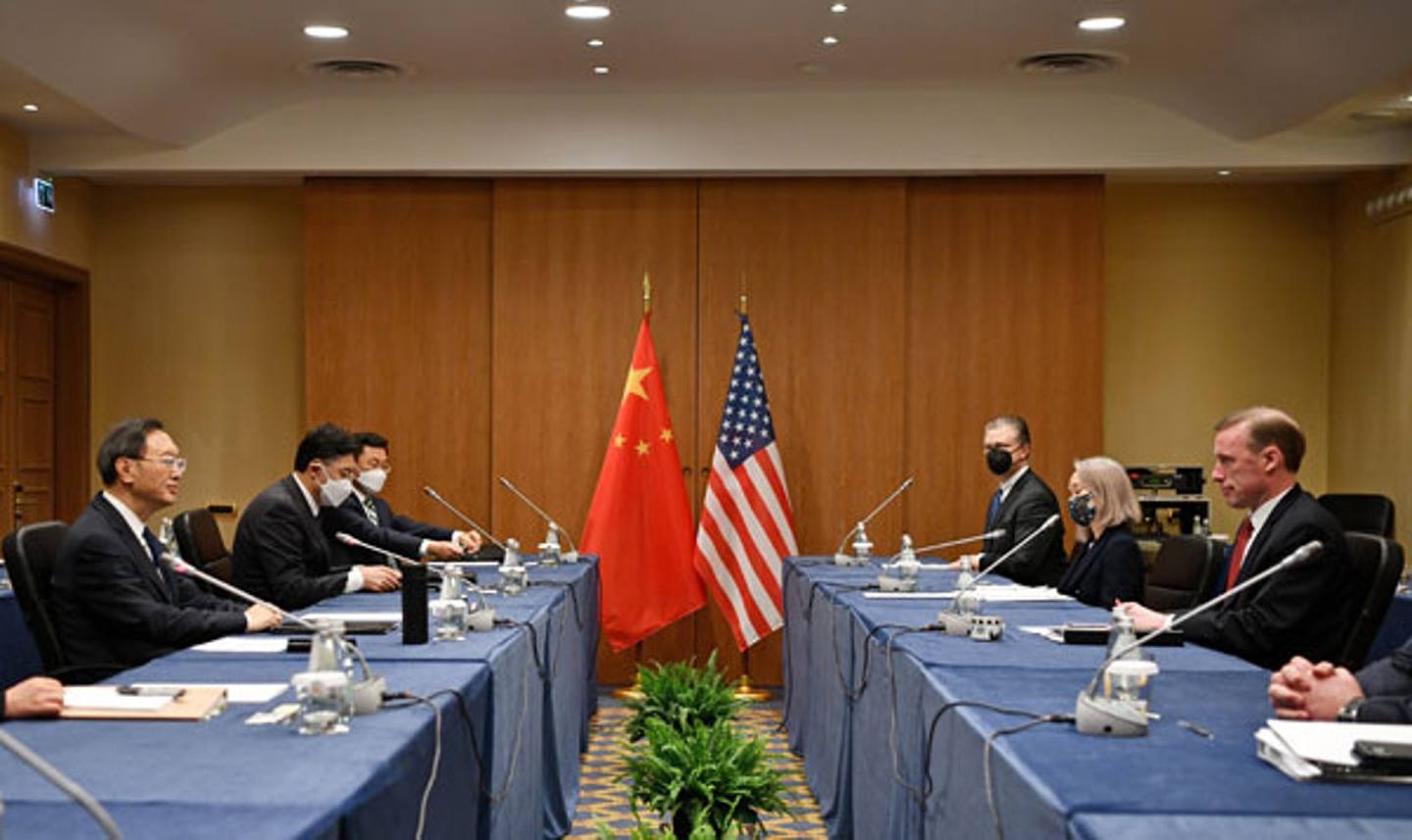 2022年3月14日，中共中央政治局委员、中央外事工作委员会办公室主任杨洁篪（左一）同美国总统国家安全事务助理沙利文（右一）在意大利罗马举行会晤。 （中国外交部）