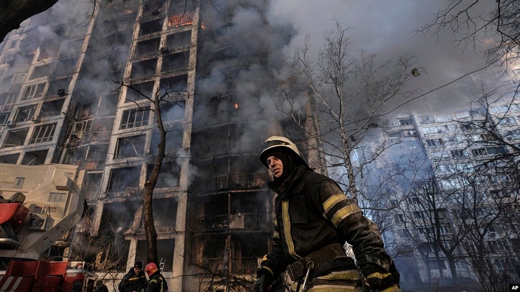 2022年3月15日乌克兰首都基辅一名消防人员在遭到炮火摧毁的一栋公寓楼前