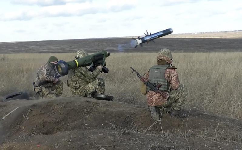 乌克兰士兵1月在顿内次克地区军演时发射美制标枪飞弹。 资料画面。 (美联社)
