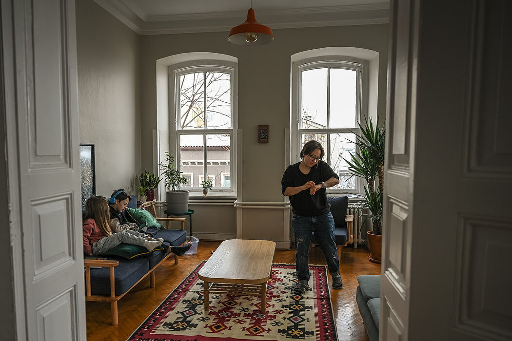 IT公司员工叶卡捷琳娜和她的孩子们离开了俄罗斯，住在从伊斯坦布尔的朋友那里租来的公寓里。