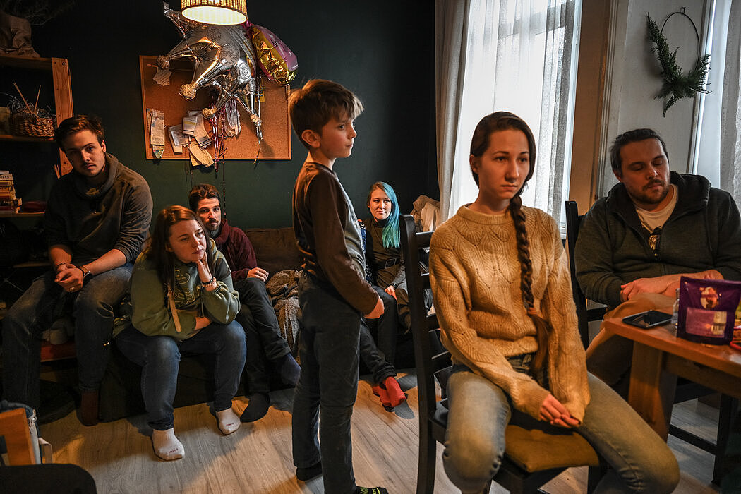 周六，在俄罗斯入侵乌克兰后逃离的俄罗斯人聚集在伊斯坦布尔一个志愿者的公寓里。