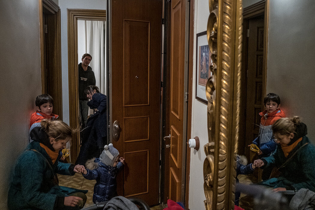 两名俄罗斯电视记者卡特琳娜·科特里卡泽和季洪·贾德科准备带着他们的孩子离开伊斯坦布尔，前往格鲁吉亚第比利斯。