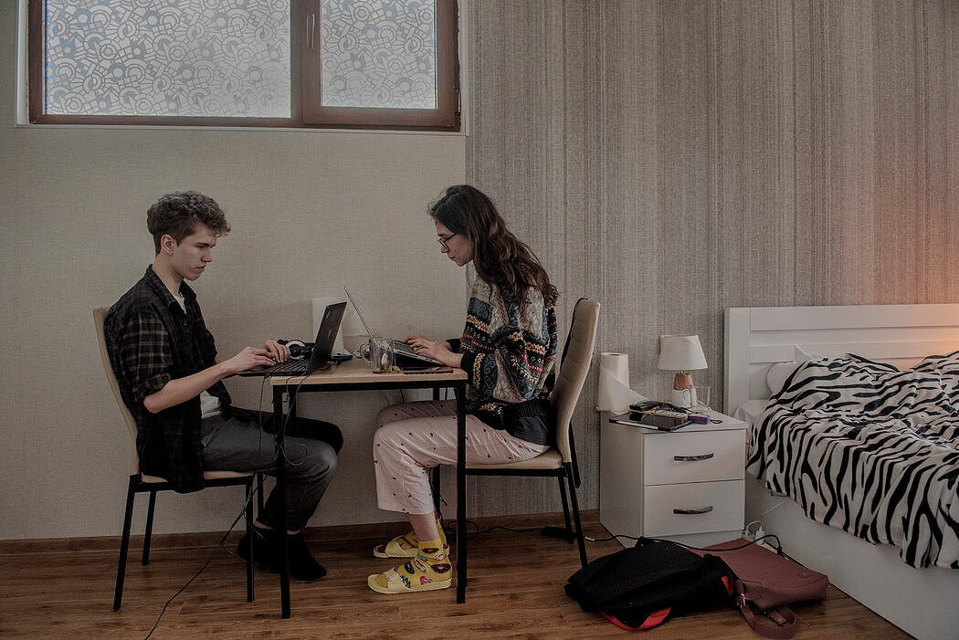 程序员克斯特亚·阿梅里切夫和他的法语教师女友露西在第比利斯的一套临时公寓里工作，他们从网上找到了这个住处。在莫斯科，阿梅里切夫的银行工资已经贬值了一半。