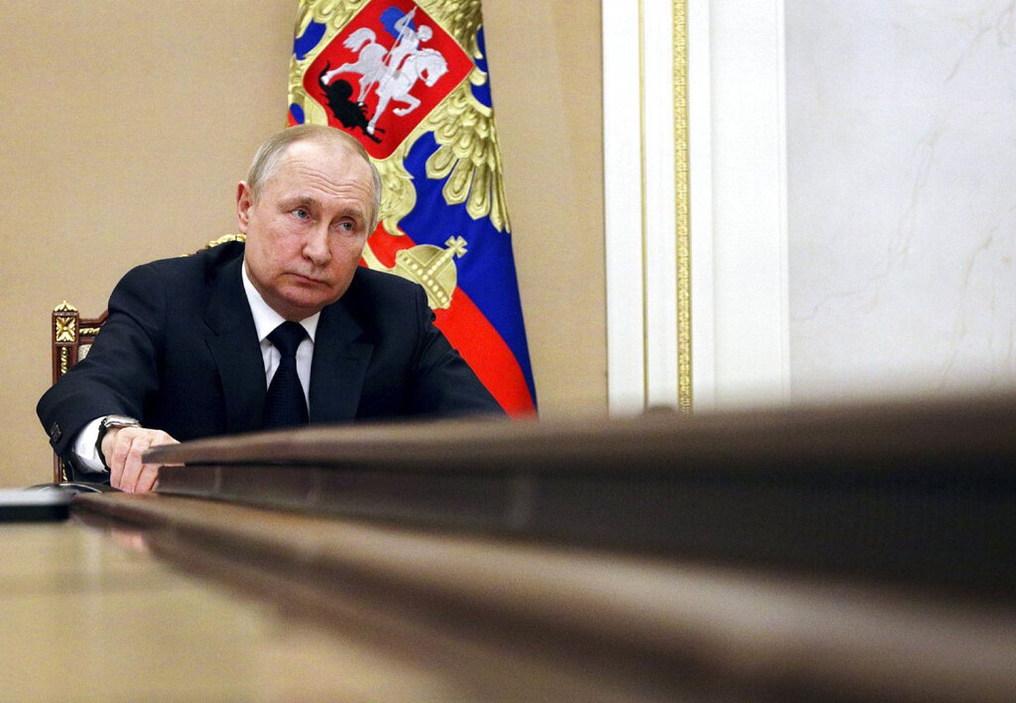 俄罗斯总统普京（Vladimir Putin）2022年3月10日在莫斯科与政府人员进行电话会议。（AP）