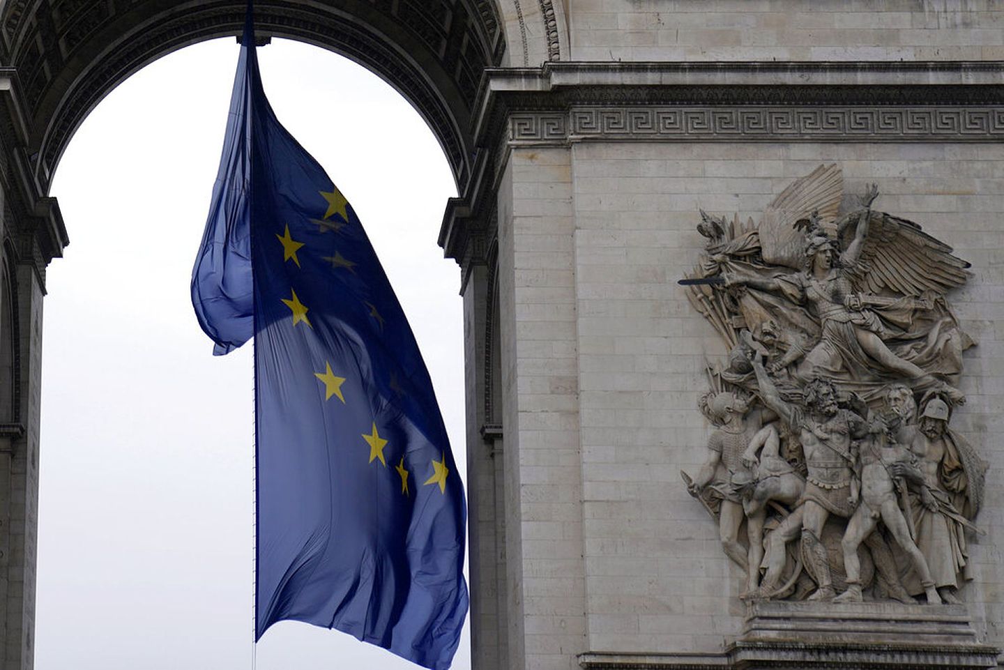 巴黎凯旋门3月11日再次单独挂起欧盟旗帜，此举在年初曾引来法国政坛重大非议。（AP）