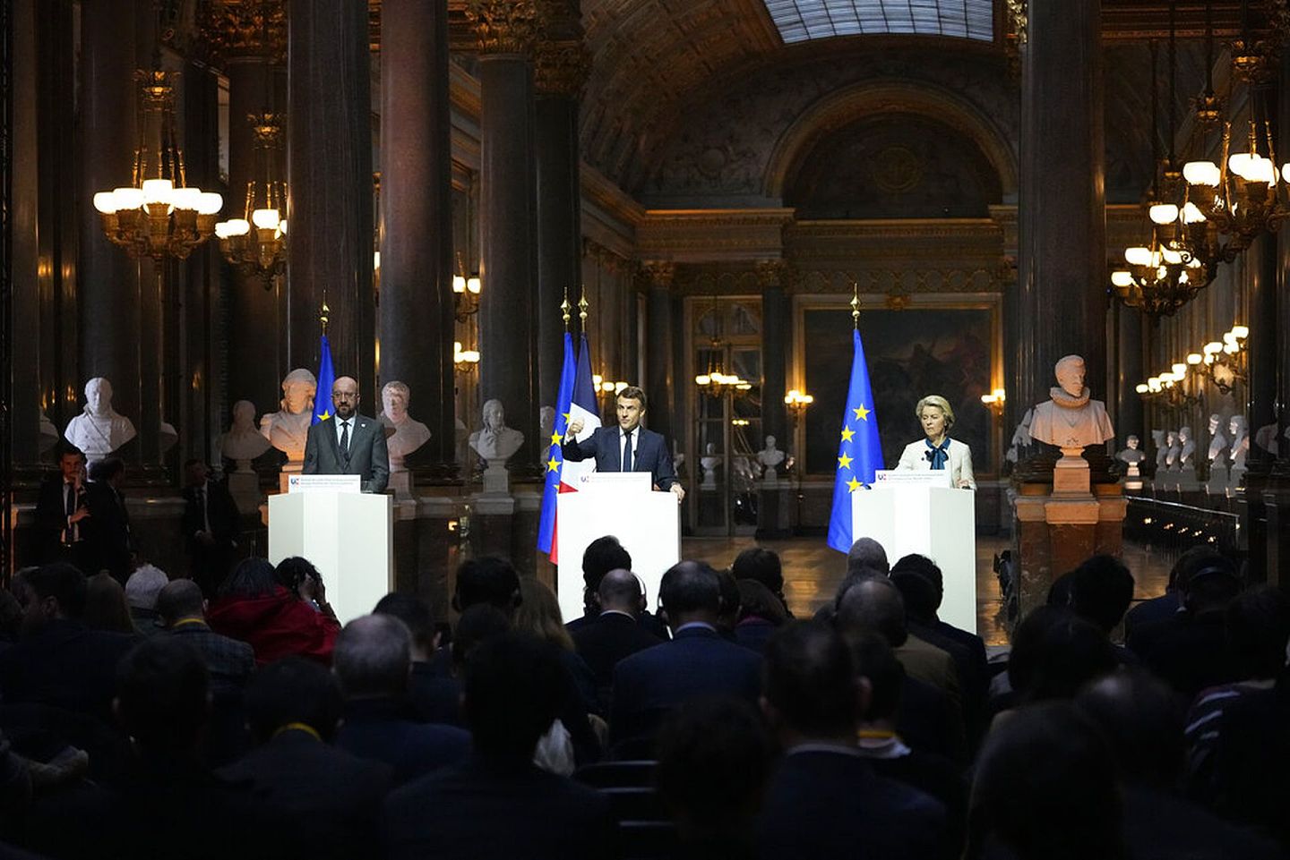 马克龙以欧盟轮值主席国东道主身份主持3月10日、11日凡尔赛宫非正式欧盟峰会后的记者会。（AP）