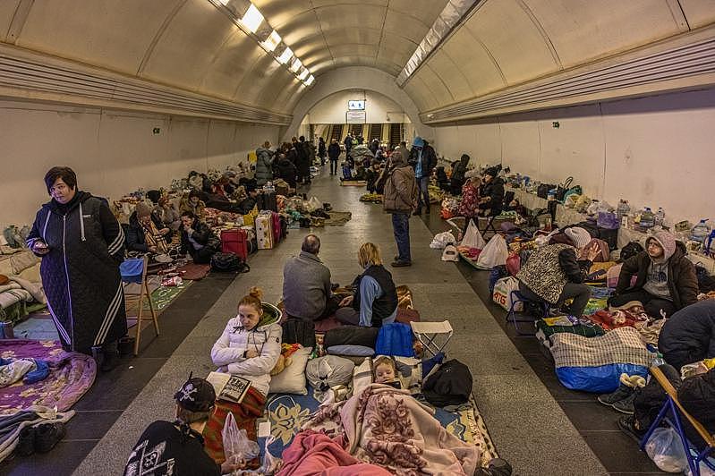 俄罗斯入侵乌克兰后，基辅各地地铁站已成为居民躲避空袭的避难处所。 （欧新社）