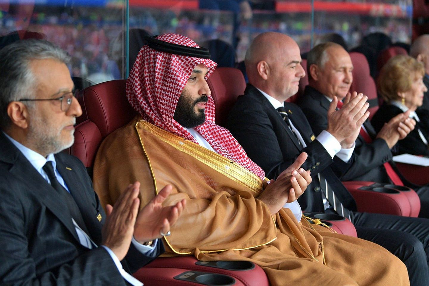 沙特王储小萨勒曼（左二）行事风格明显有别于老国王。（Getty）