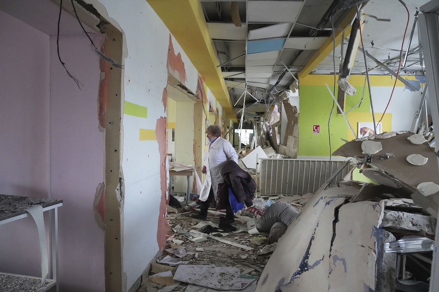 图为3月9日，马里乌波尔一间医院，建筑物被砲轰击中损毁。（AP）