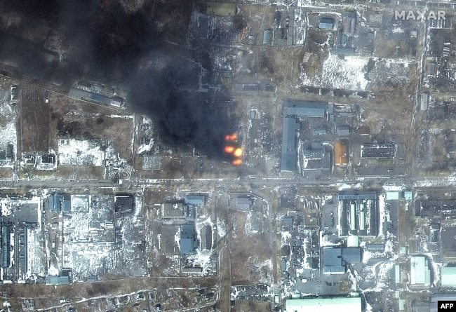 卫星图像显示乌克兰城市马里乌波尔西部城区一片被战火蹂躏的工业区。（2022年3月12日）