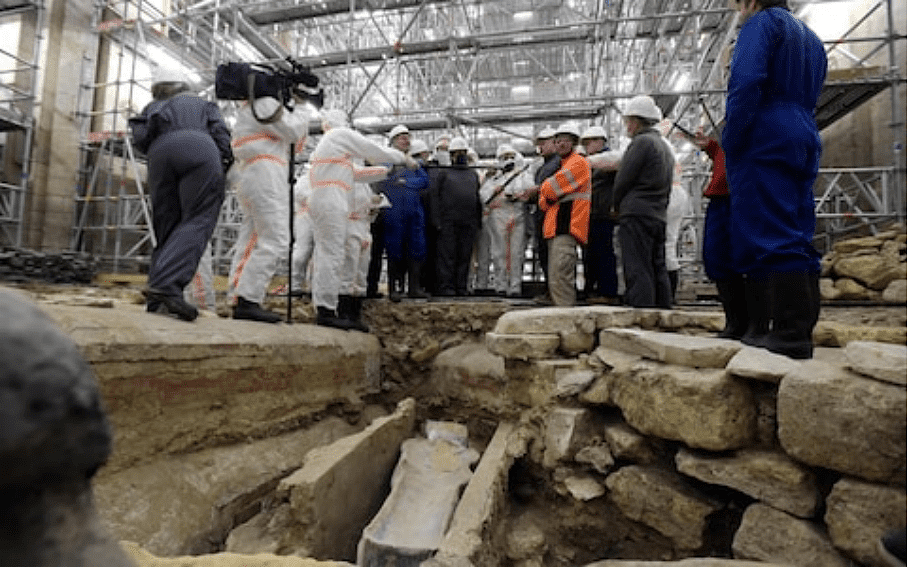 工人维修巴黎圣母院时意外发现地下石棺，或为14世纪权贵（组图） - 2