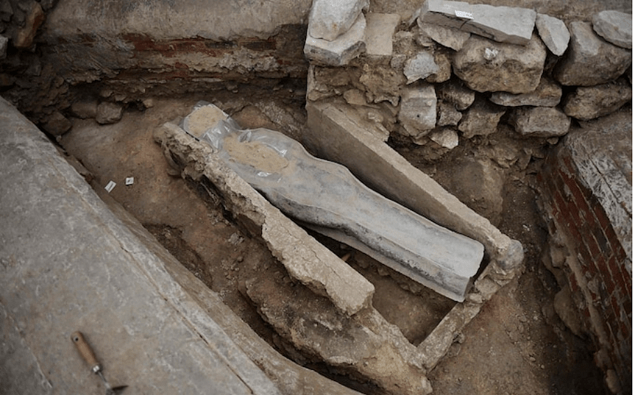 工人维修巴黎圣母院时意外发现地下石棺，或为14世纪权贵（组图） - 1