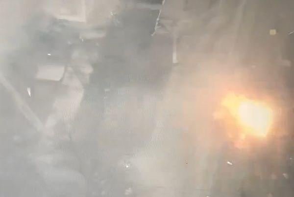 一名乌克兰平民走在街头无辜被轰炸。 （截图自推特）