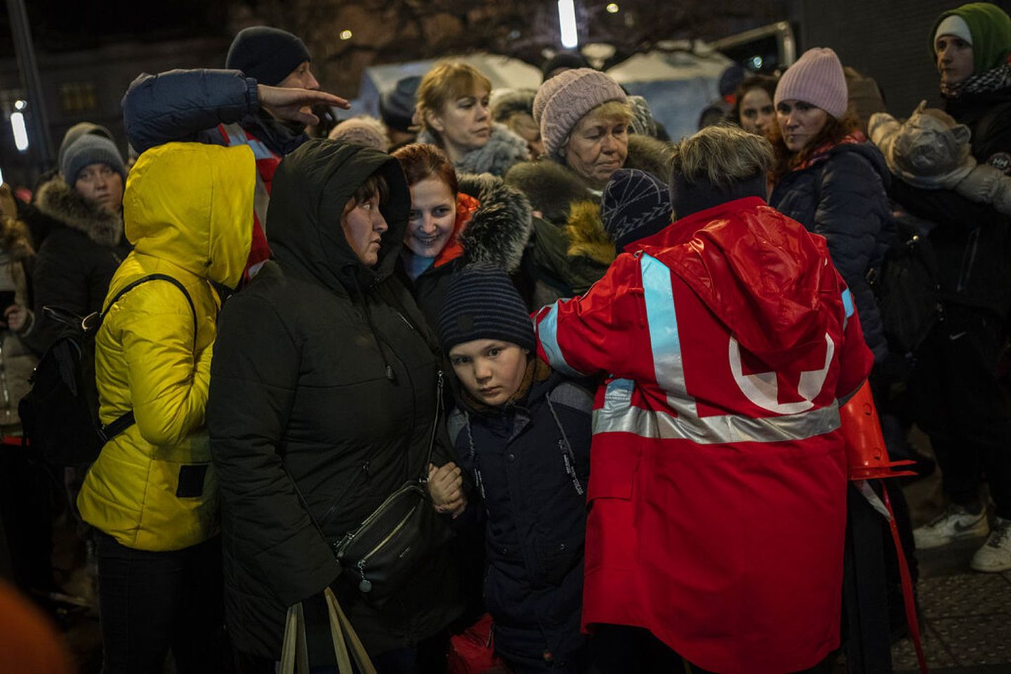 乌克兰局势：图为2022年3月5日，大批乌克兰难民在乌西利沃夫（Lviv）一个火车站外，登上前往波兰的巴士。（AP）