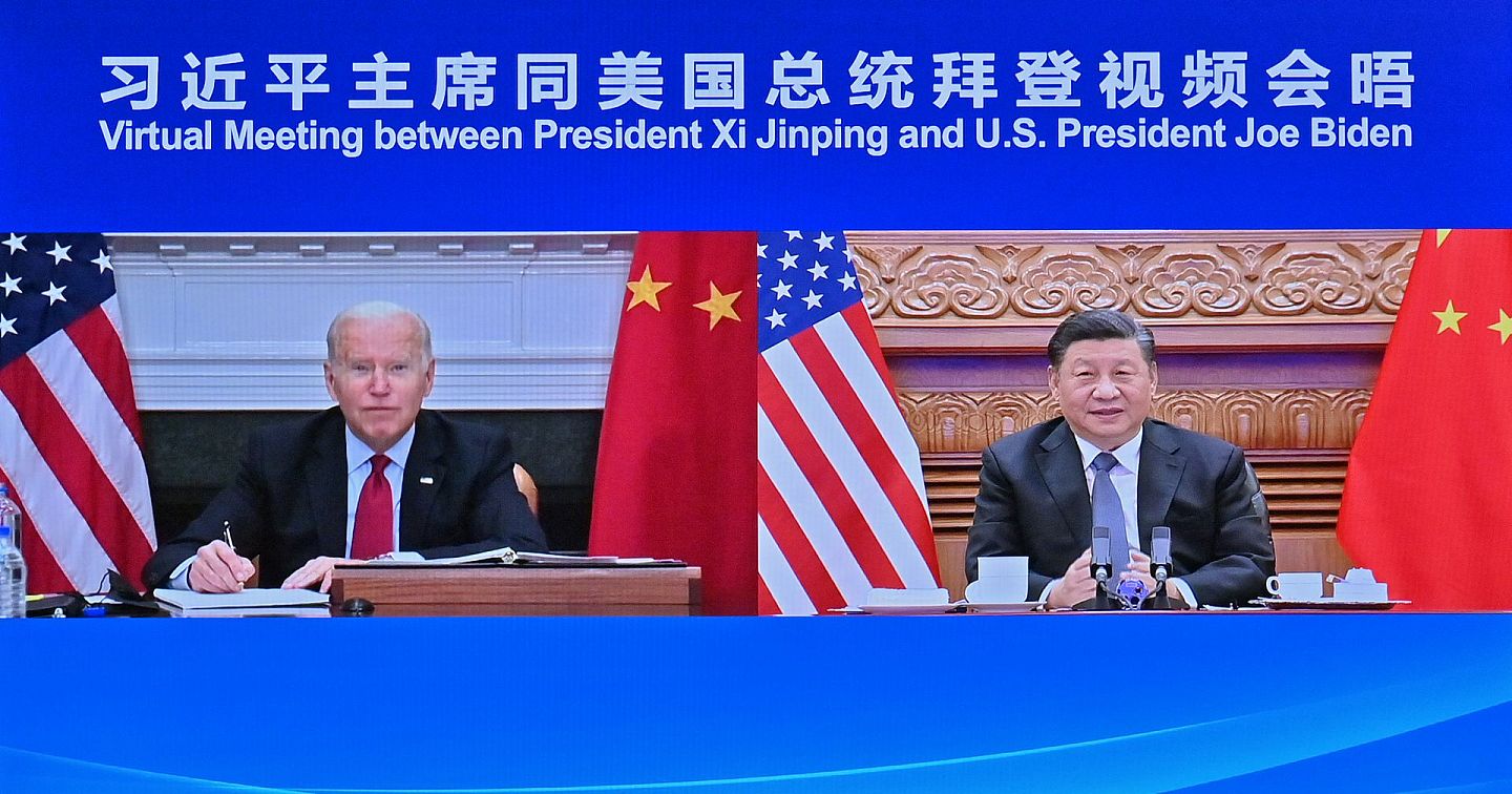 2021年11月16日，中国国家主席习近平（右）在北京同美国总统拜登（左）举行视频会晤。（新华社）