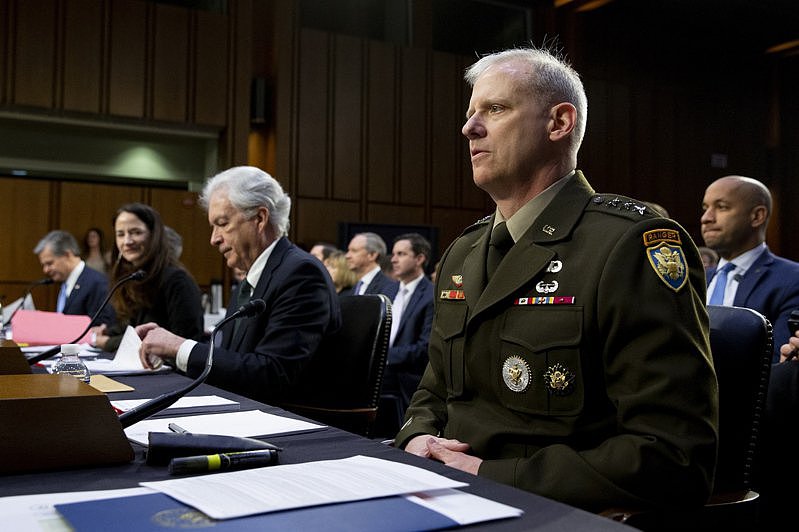 美国参议院情报特别委员会就全球威胁举行听证会，前排右一是国防情报局局长Scott Berrier。 欧新社