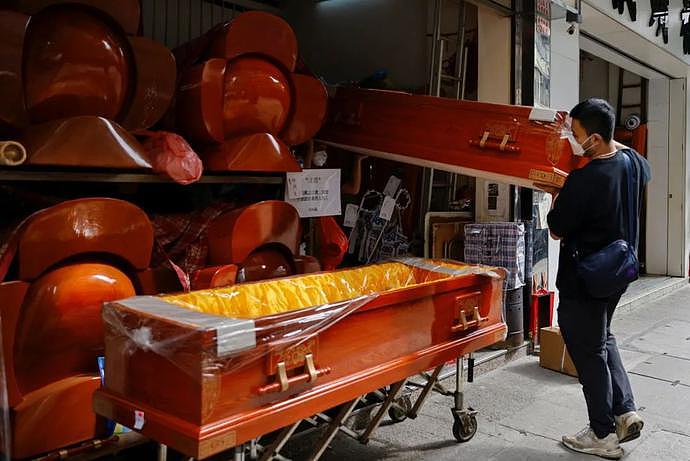 香港新冠疫情肆虐，连棺木也告急了，内地数百副棺材紧急抵港（图） - 2