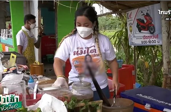 ▲▼泰国巨乳木瓜妹平常开店会穿着普通T恤。 （图／翻摄自YouTube）