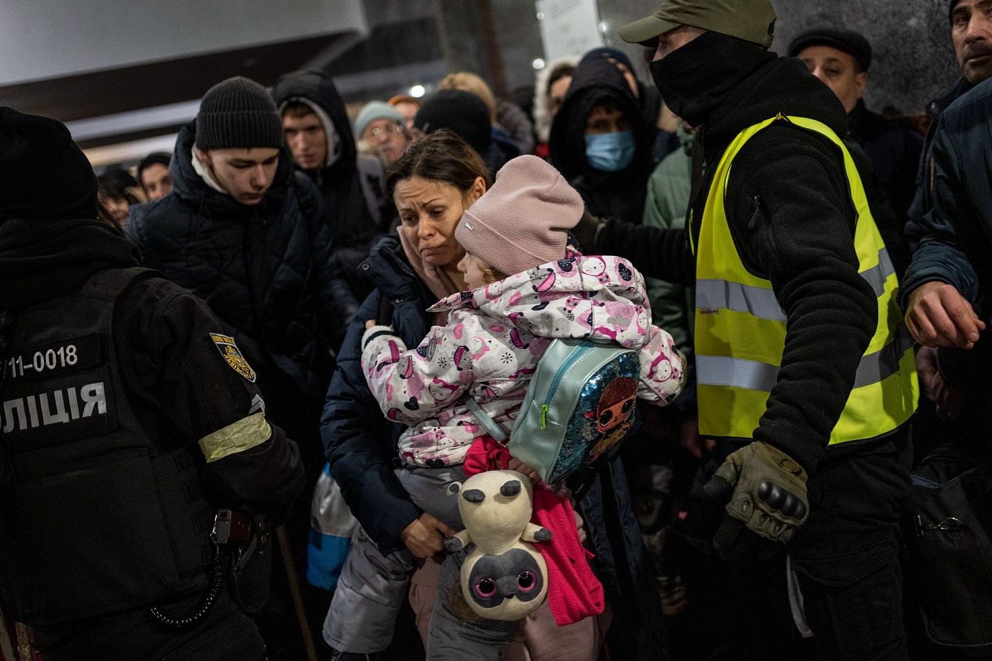 2022年3月3日，乌克兰西部城市利沃夫，在利沃夫火车站内，流离失所的人们排队登上开往波兰的火车。（AP）