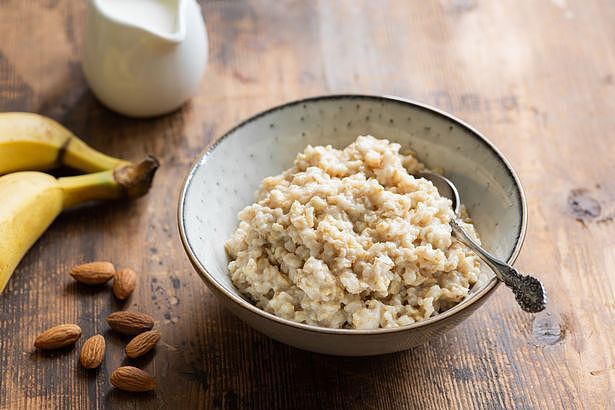 0_Oatmeal-porridge-in-bowl-for-healthy-breakfast.jpeg,0