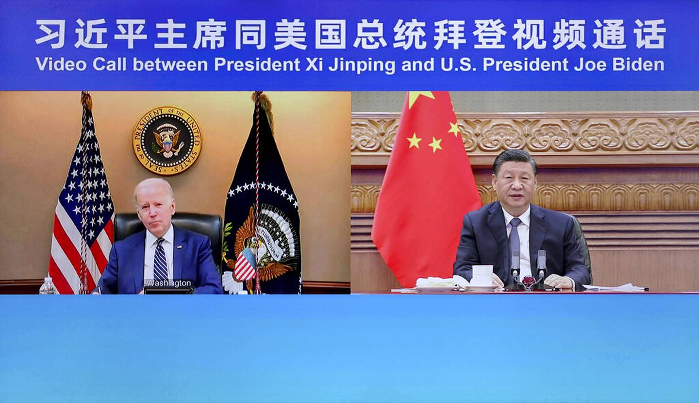 圖為新華社提供圖片，顯示中國國家主席習近平（右）與美國總統拜登在2022年3月18日進行視像會面。（AP）