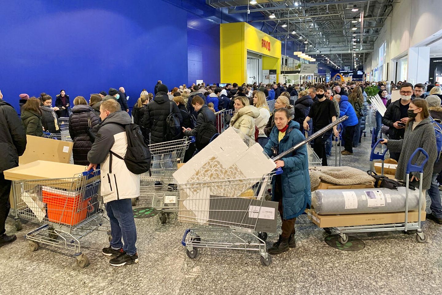 3月3日，俄罗斯巿民在莫斯科郊区的宜家（IKEA）排队等候为商品付款。宜家从3月4日起关闭其商店，并暂停在俄罗斯和白罗斯的采购。（AP）