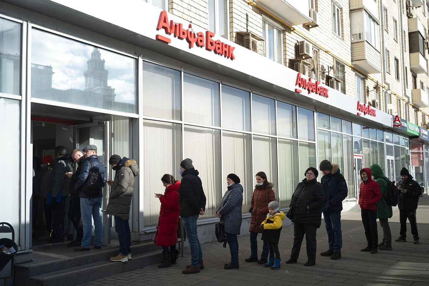 2022年2月27日，在俄罗斯莫斯科，人们排队等候从阿尔法银行提款机提款。（AP）